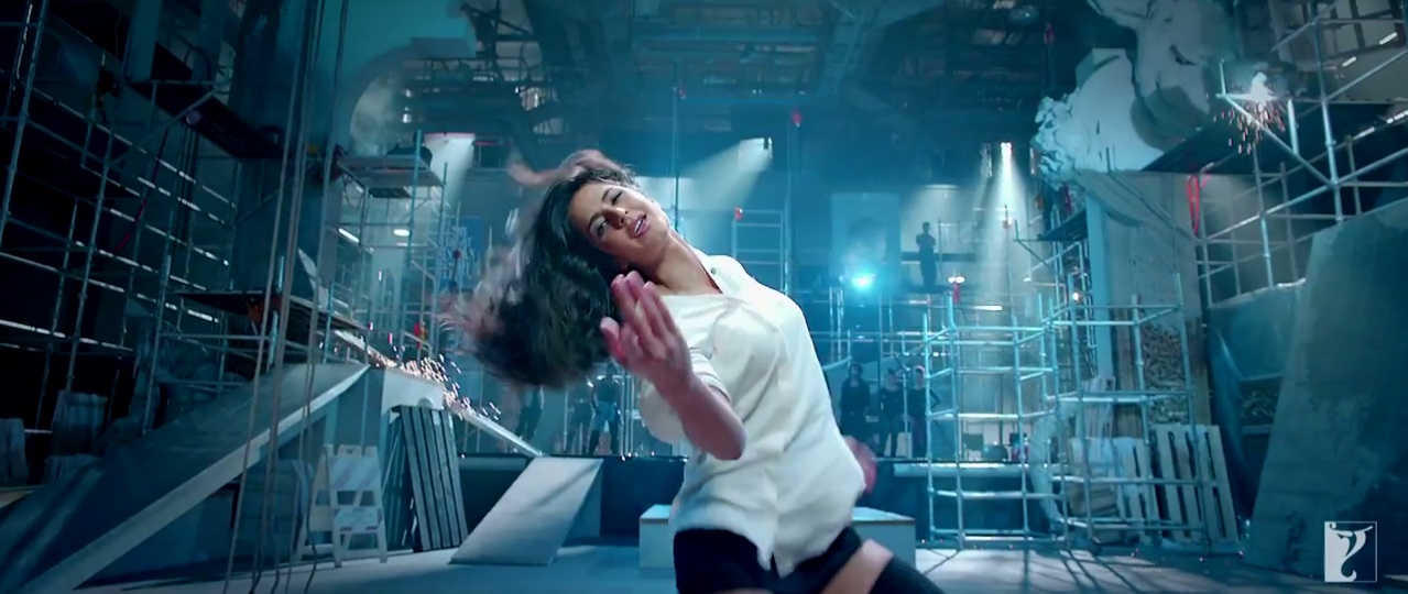 Dhoom 3 - Sexy Katrina Kaif On White Shirt In The Kamli Video