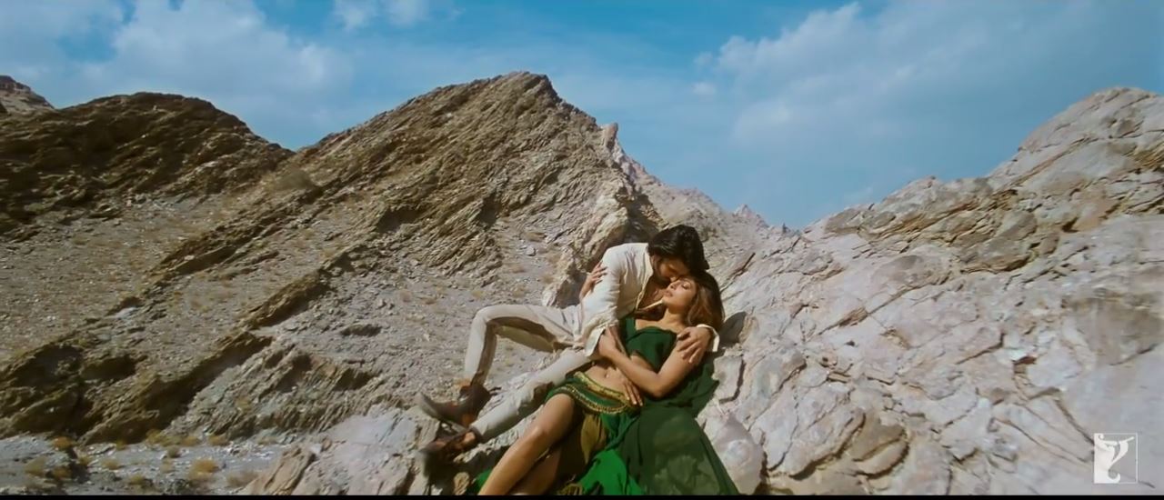 Hill Side Love Of Bikram And Nandita In Gunday Movie Video Song JIya
