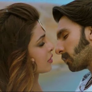 Kissing Scene OF Priyanka Chopra And Ranveer Singh In JIya Song - Gunday (2014)