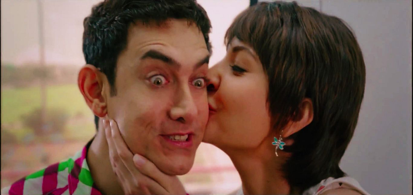 Aamir Khan and Anushka Sharma Kissing in PK Movie