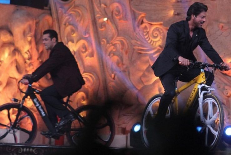 Salman Khan Shahrukh Khan Cycle Ride At Star Screen Awards
